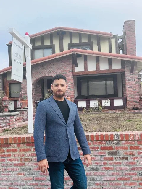 Home 17 Cash Home Buyers CA team member at property in Los Angeles