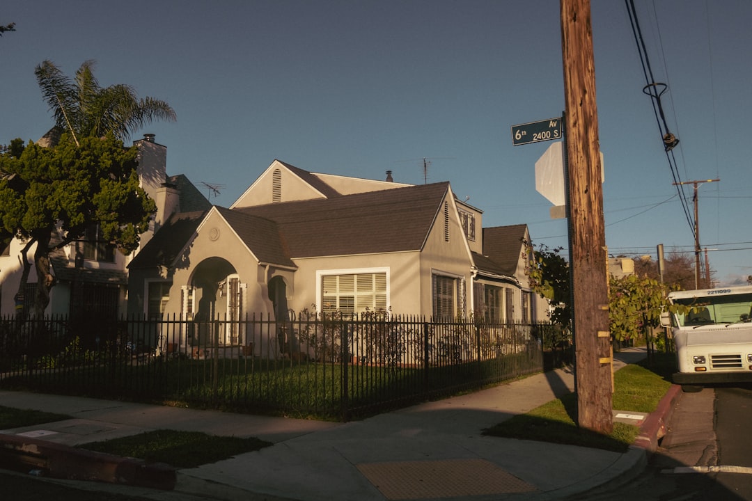 We buy houses Los Angeles legitimate buyer check